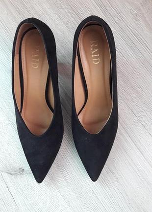 Стильные туфли с необычным вырезом