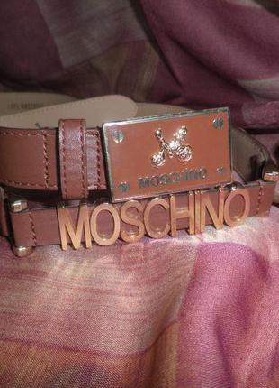 Модний і стильний ремінь moschino з красивою пряжкою і написом 85см