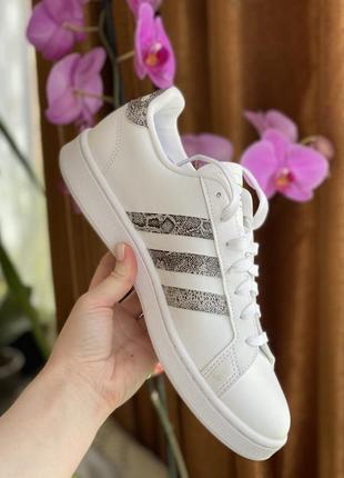Adidas кроссовки белые3 фото