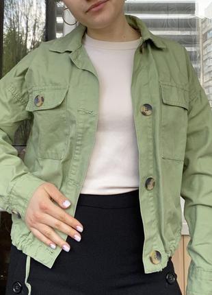 Джинсовая зелёная куртка bershka — цена 380 грн в каталоге Куртки ✓ Купить  женские вещи по доступной цене на Шафе | Украина #65027726