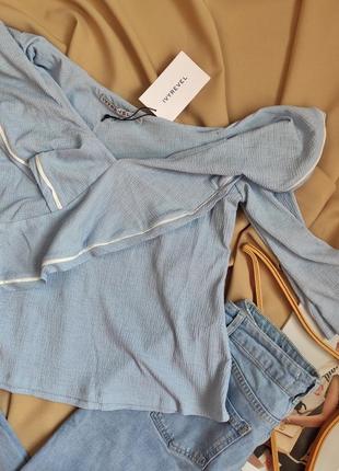 Ніжно-блакитна блуза з оголеним плечем ivyrevel4 фото
