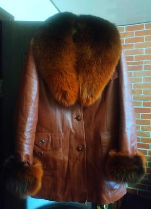 Куртка из мягкой, натуральной кожи с меховыми (песец) манжетами и воротничком.