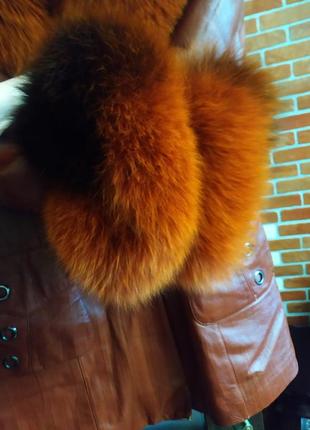 Куртка из мягкой, натуральной кожи с меховыми (песец) манжетами и воротничком.3 фото