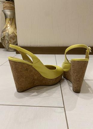 Босоніжки на танкетці jimmy choo