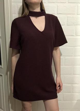 Бордове плаття з чокером на шиї