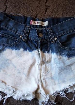 Короткие шорты levis