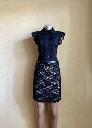 Стримана чорна сукня з мереживом та поясом від jeanne d'arc