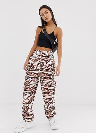 Джинси мом від asos з принтом