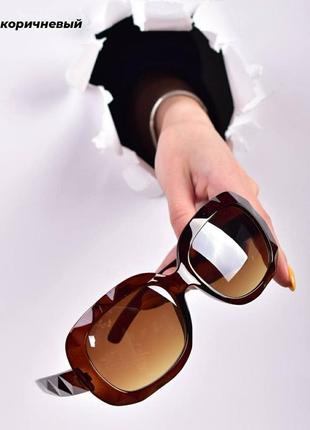 Стильні жіночі окуляри