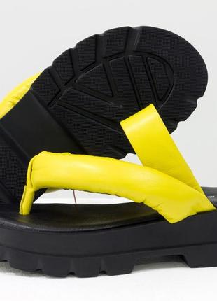 Дизайнерские кожаные шлепанцы  желтого цвета на платформе2 фото