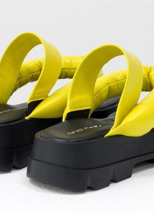 Дизайнерские кожаные шлепанцы  желтого цвета на платформе7 фото