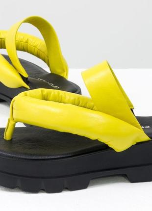 Дизайнерские кожаные шлепанцы  желтого цвета на платформе3 фото