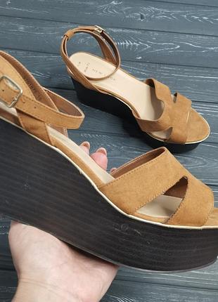 Шикарные босоножки на высокой танкетке