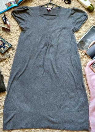Платье-мешок свободного кроя серого цвета.4 фото