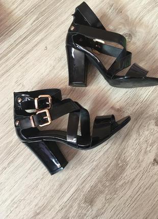 Босоніжки жіночі