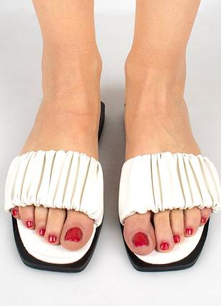 Стильные белые шлепанцы шлепки низкий ход без каблука модные