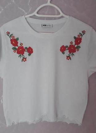 Біла футболка з вишивкою fb sister