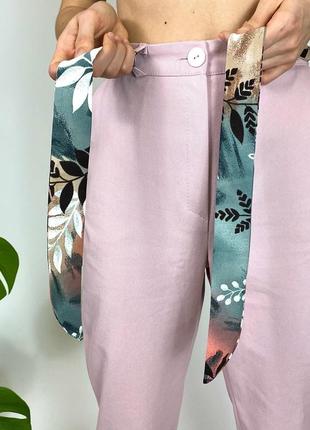 Укороченные женские брюки светло-розовые хлопковые с цветочным поясом6 фото