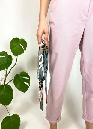 Укороченные женские брюки светло-розовые хлопковые с цветочным поясом4 фото