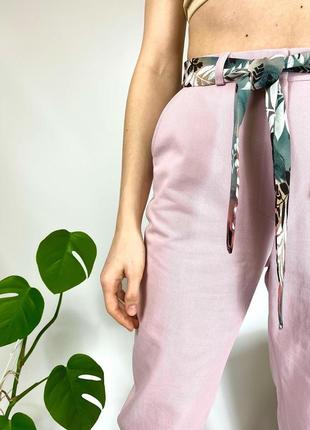 Укороченные женские брюки светло-розовые хлопковые с цветочным поясом3 фото