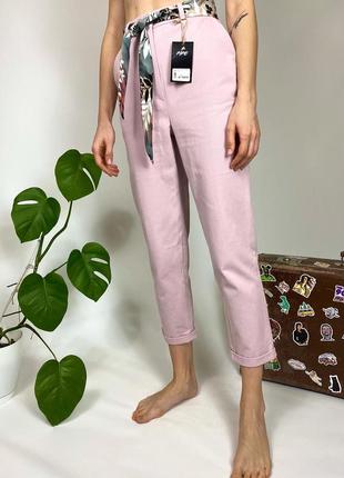 Укороченные женские брюки светло-розовые хлопковые с цветочным поясом