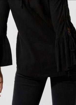 Шикарна чорна блуза з розкльошеними рукавами і сріблястою вишивкою3 фото