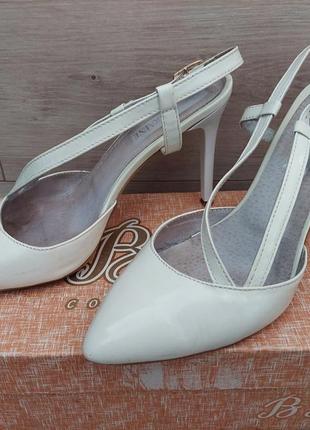 Босоніжки лак шкіра натуральна, фірми вв, білі, 38 р.