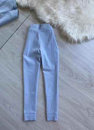 Укороченные голубые брюки1 фото