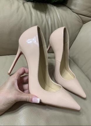 Туфлі лакована шкіра розпродаж в стилі christian louboutin.