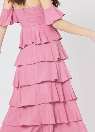 Шикарное розовое платье миди с открытыми плечами и воланами2 фото