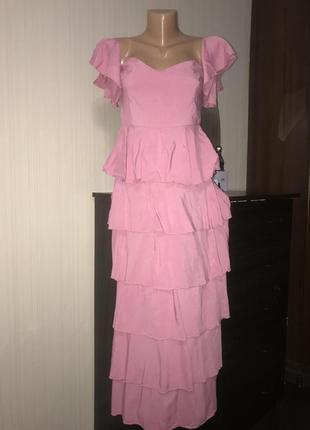 Шикарное розовое платье миди с открытыми плечами и воланами3 фото