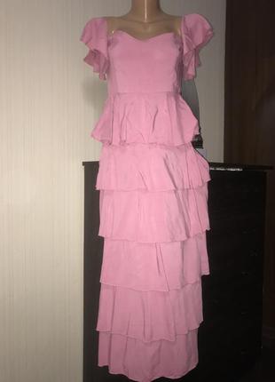 Шикарное розовое платье миди с открытыми плечами и воланами4 фото