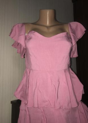 Шикарное розовое платье миди с открытыми плечами и воланами5 фото