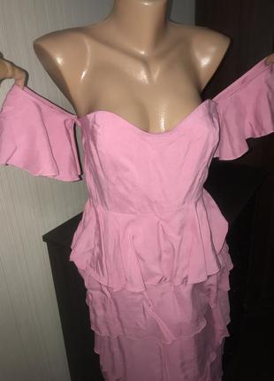 Шикарное розовое платье миди с открытыми плечами и воланами6 фото