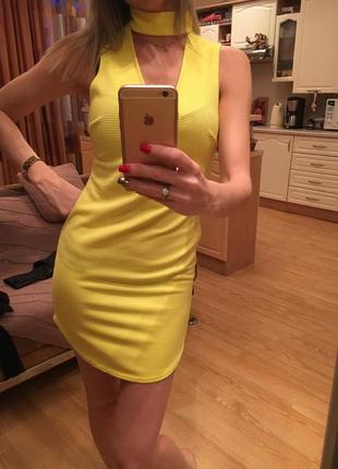 Жовте плаття з чокером