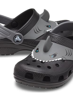 Classic crocs i am shark black кроксы для мальчика акула1 фото