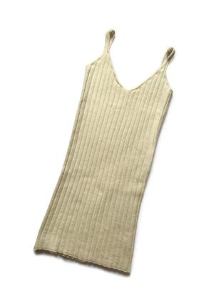 Платье короткое вязаное в рубчик молочное без рукавов на бретелях короткое мини приталенное