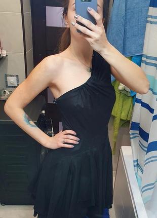 Черное платье из натуральной ткани на одно плечо.