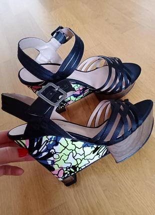 Босоножки на оригинальной платформе