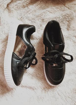 Черные кроссовки кеды с золотой вставкой