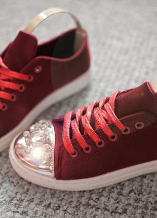 Жіночі кросівки атласні бордові з носком сріблястим і камінням сваровські