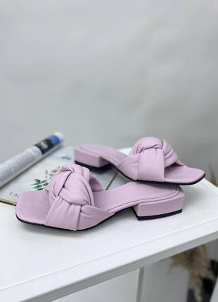 Шлепанцы женские кожаные лилового цвета на небольшом каблуке2 фото