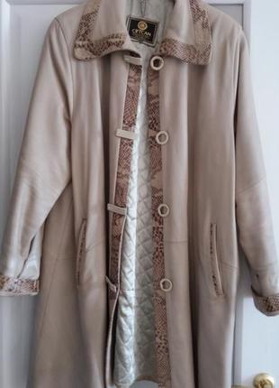 Кожаное бежевое пальто на стеганой подкладке. туречковина. размер xxl/52, xxxl/54.