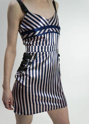 Коротке плаття в смужку boohoo з декоративною шнурівкою3 фото