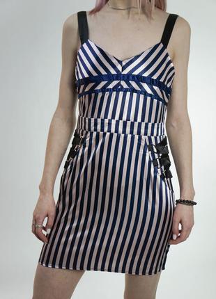 Коротке плаття в смужку boohoo з декоративною шнурівкою4 фото