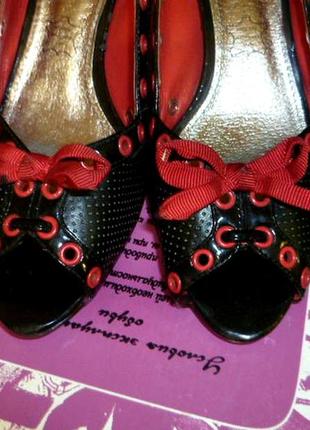 Брендовые красивые нарядные туфли босоножки черные красные,средний каблук3 фото