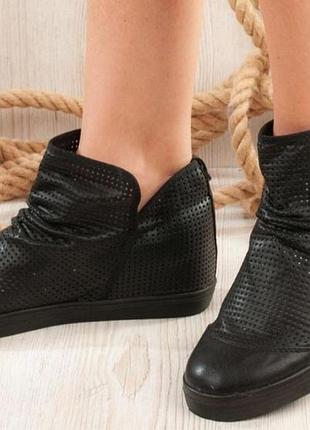 Сникерсы  перфорированный верх.