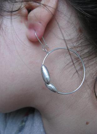 Необычные серьги-кольца из текстурированного серебра