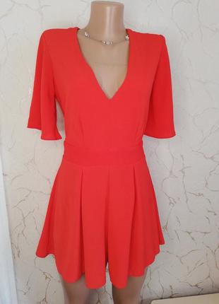 Красивый алый ромпер