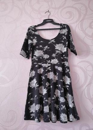 Черное платье в ретро стиле с цветочным принтом